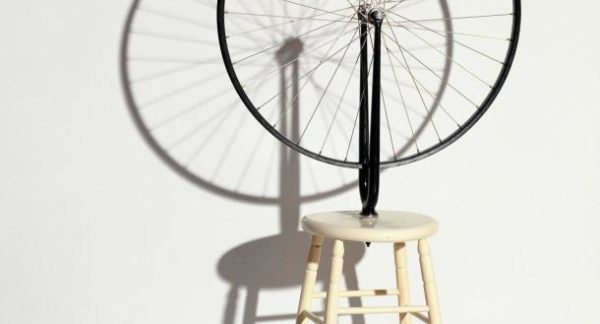 format de l'oeuvre roue de bicyclette marcel duchamp