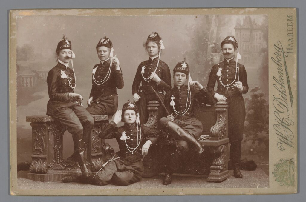 Portrait de groupe de jeunes filles vêtues de costumes militaires