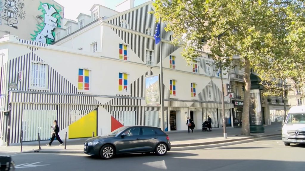 Façade de Rougié&Plé peinte par Daniel Buren en septembre 2024