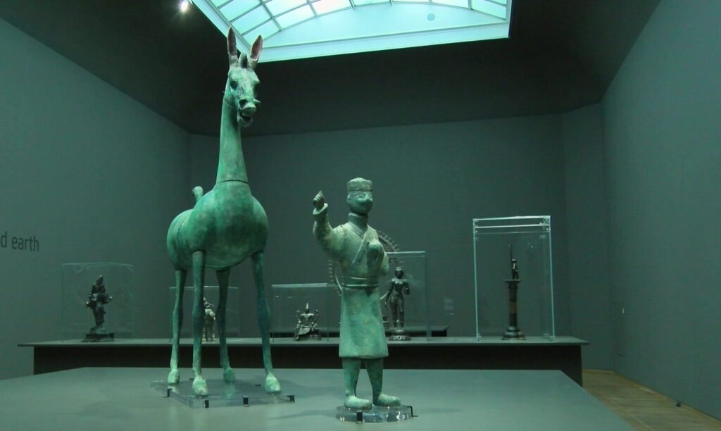 Exemple de scénographie de l'exposition Bronzes d'Asie