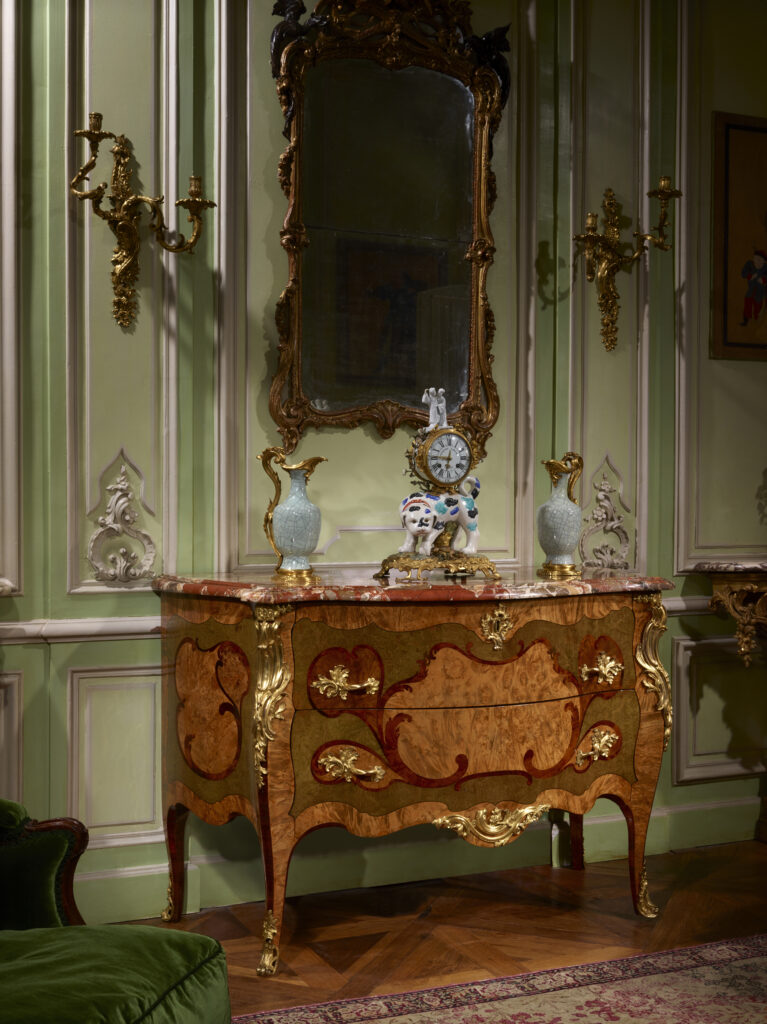 Commode d’époque Louis XV (vers 1760) : Réalisée par Jean-François Hache et estampillée par Denis Genty. Visible lors de la FAB PARIS par la Galerie Steinitz.