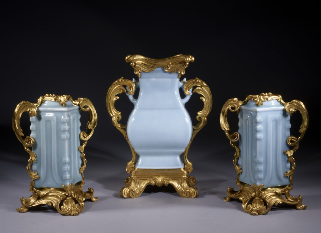 Ensemble de trois vases en porcelaine de Chine "Clair de lune", époque Yongzheng (1723-1735). Visible lors de la FAB PARIS par la Galerie Steinitz.