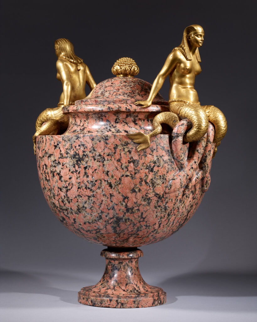 Grand vase couvert en granit rose et bronze doré, design de Voronikhine. Visible lors de la FAB PARIS par la Galerie Steinitz.