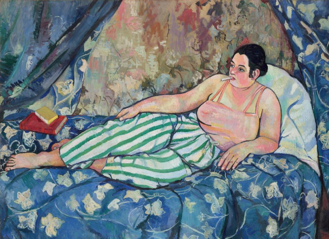 La Chambre bleue, Suzanne Valadon, 1923. Tableau d'une femme en pyjama, allongée dans un canapé bleu, fumant une cigarette. Exposé au Centre Pompidou.