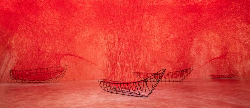 Uncertain Journey, Chiharu Shiota : The Soul Trembles, 2021. Crédits :  Photo Guan-Ming Lin / VG Bild-Kunst, Bonn, 2023 / Adagp, Paris, 2024  